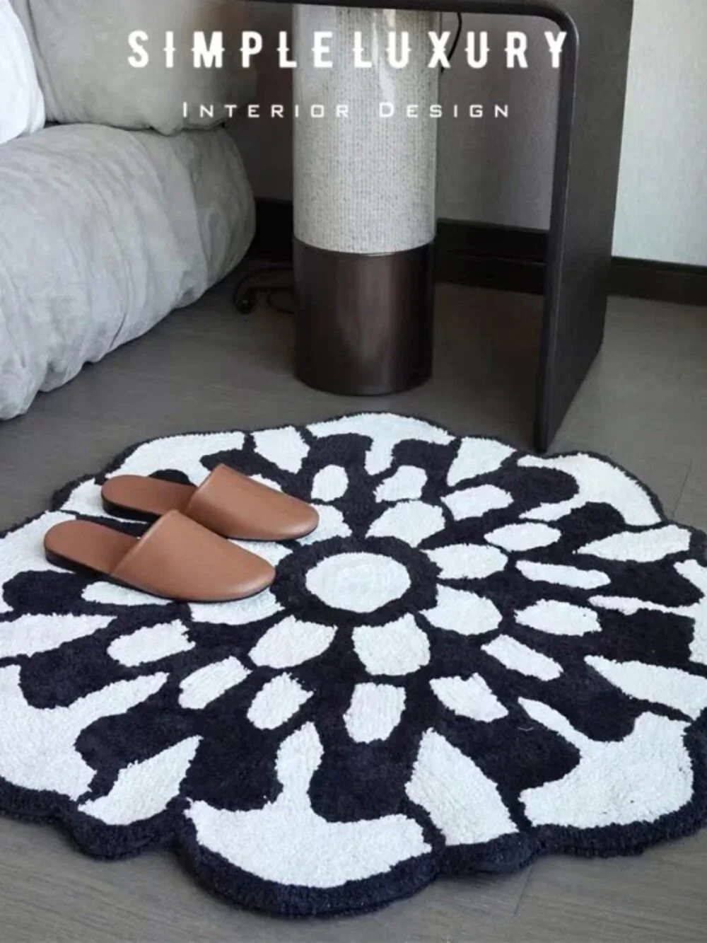 Discontinued Brand New MISSONI HOME Black And White Floral Bath Rug Dia 31